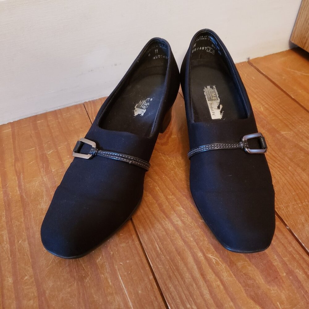 Munro "Cindi" Black square toe pumps US6